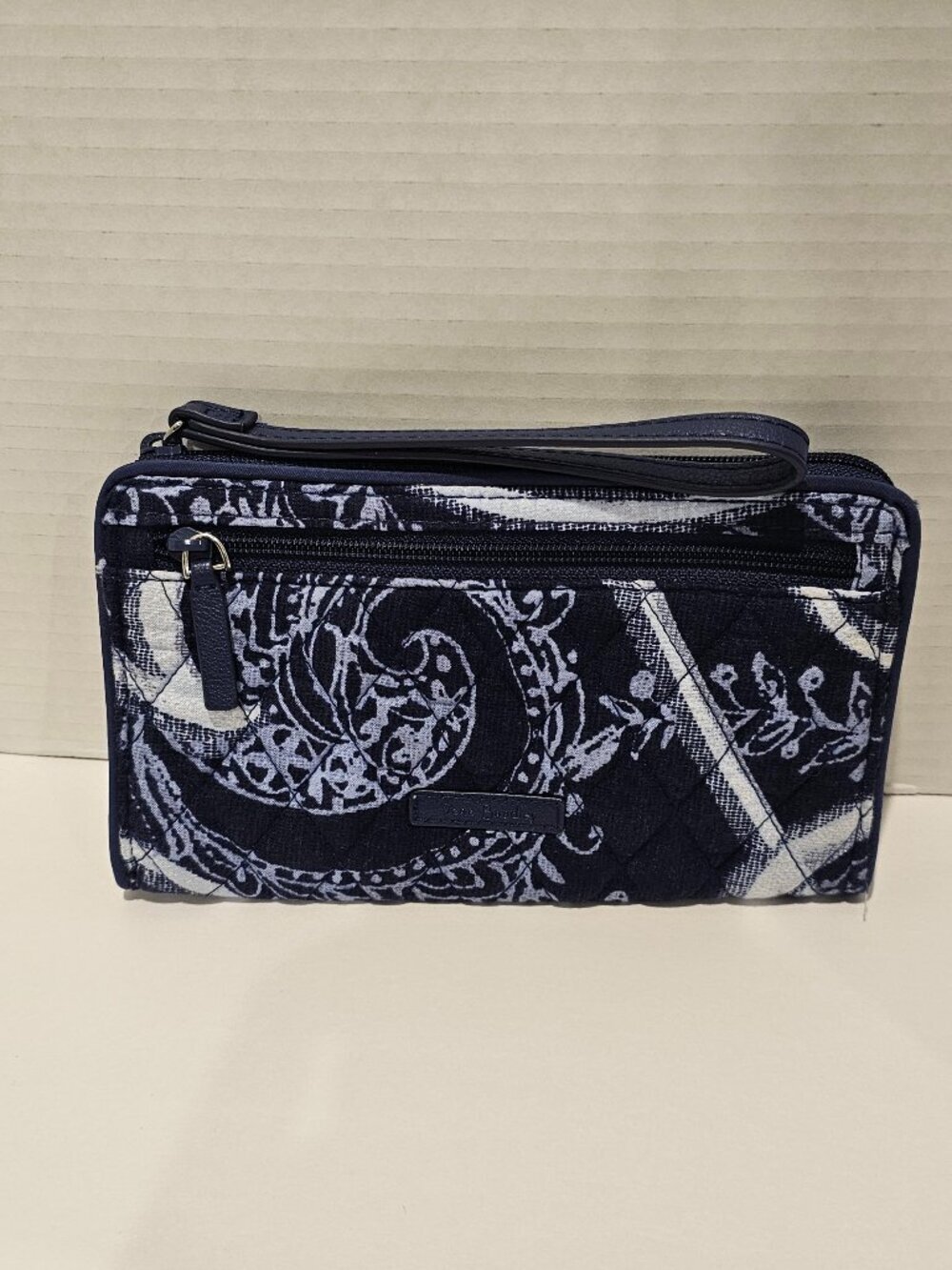 NWOT Vera Bradley RFID Front-Zip Wristlet Indio Blue Wallet Paisley White Navy